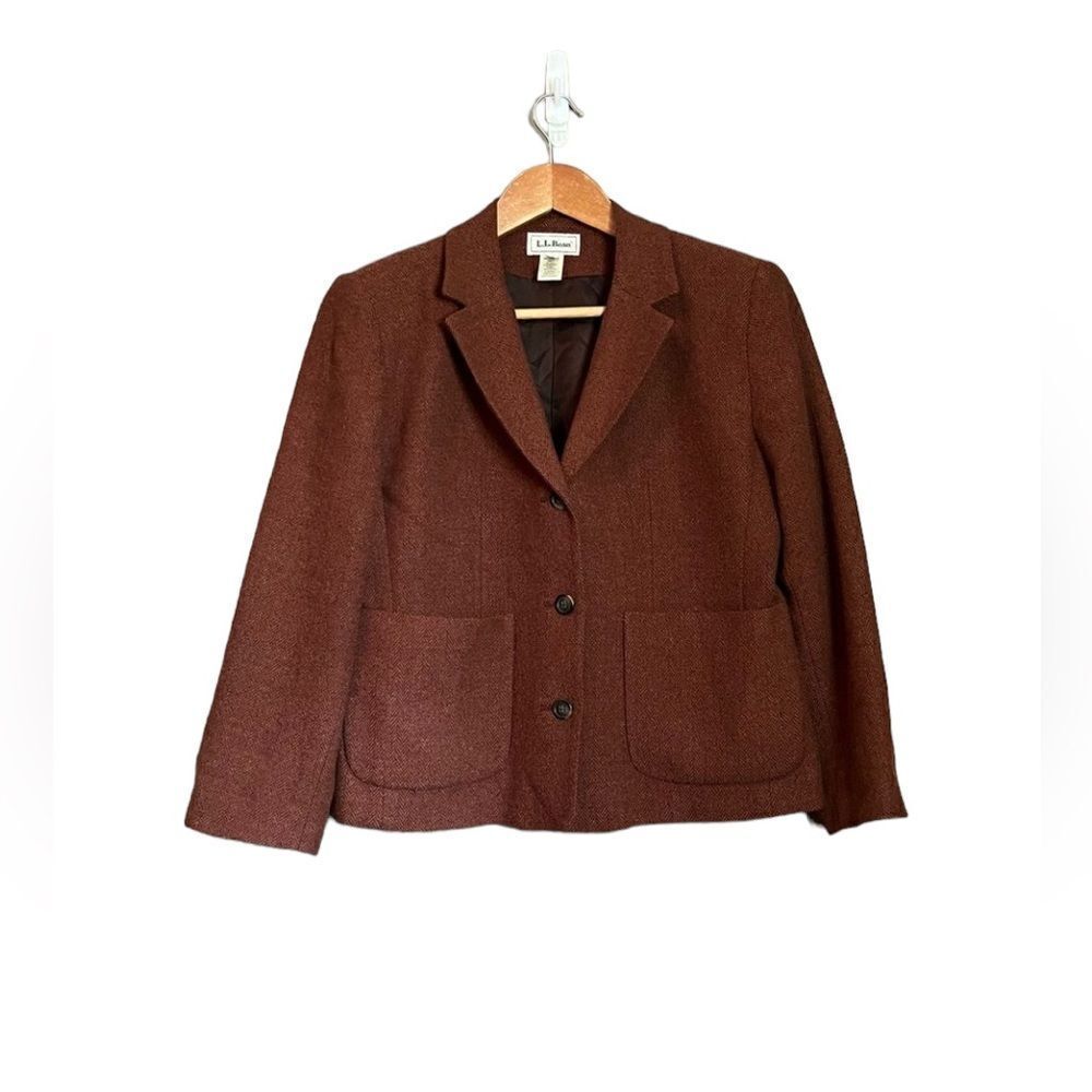 L.L. Bean wool blend blazer with shoulder padding‎